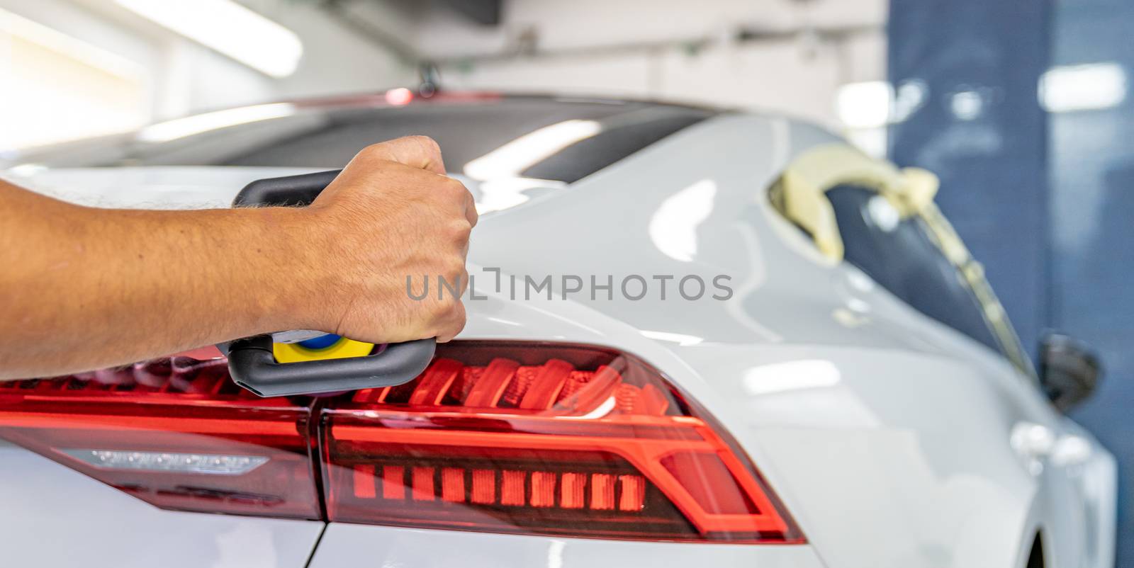 restoring gloss and repairing scratches on car bodies with the help of polishing by Edophoto