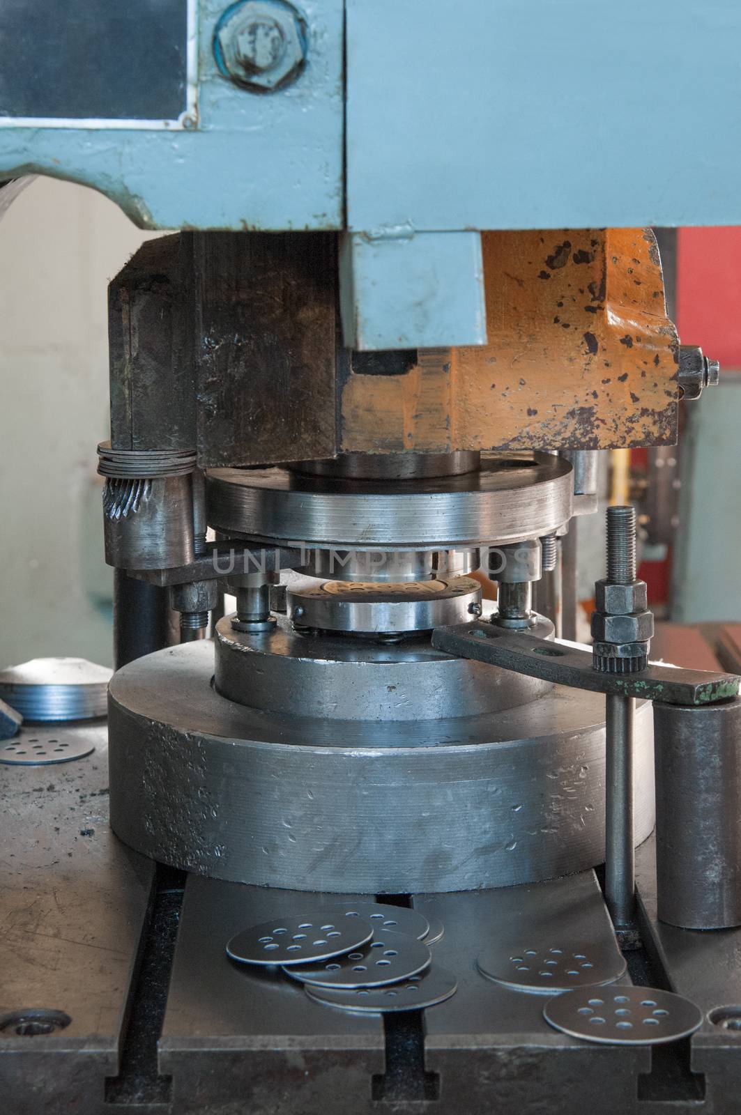 press machine for cutting pieces of metal for automotive filters