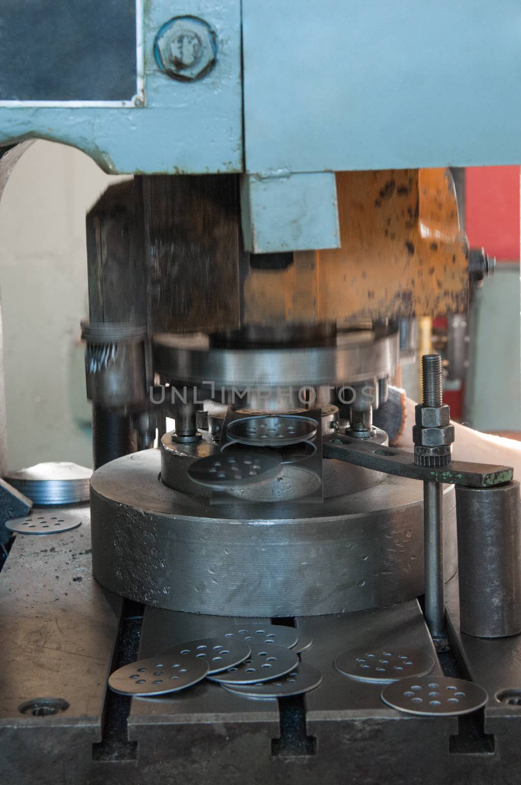 press machine for cutting pieces of metal for automotive filters