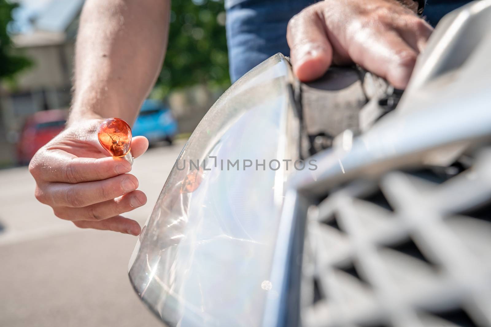 replacement of the wrong bulb with a new one in the car headlight by Edophoto