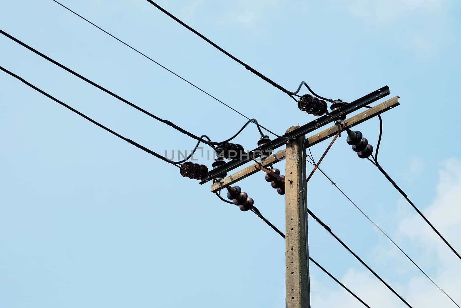 electricity pole against sky by winnond