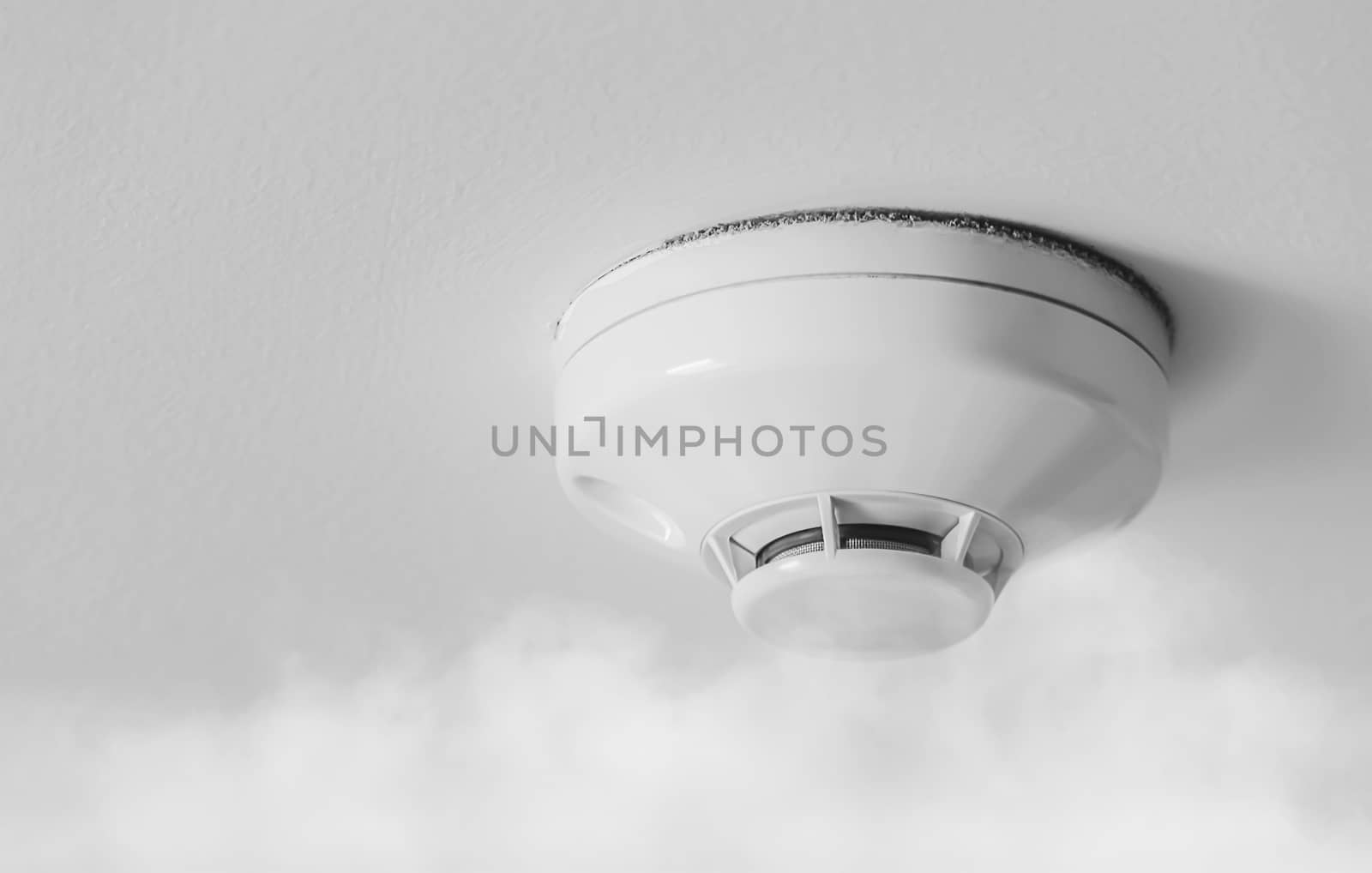 smoke and fire detector on ceiling