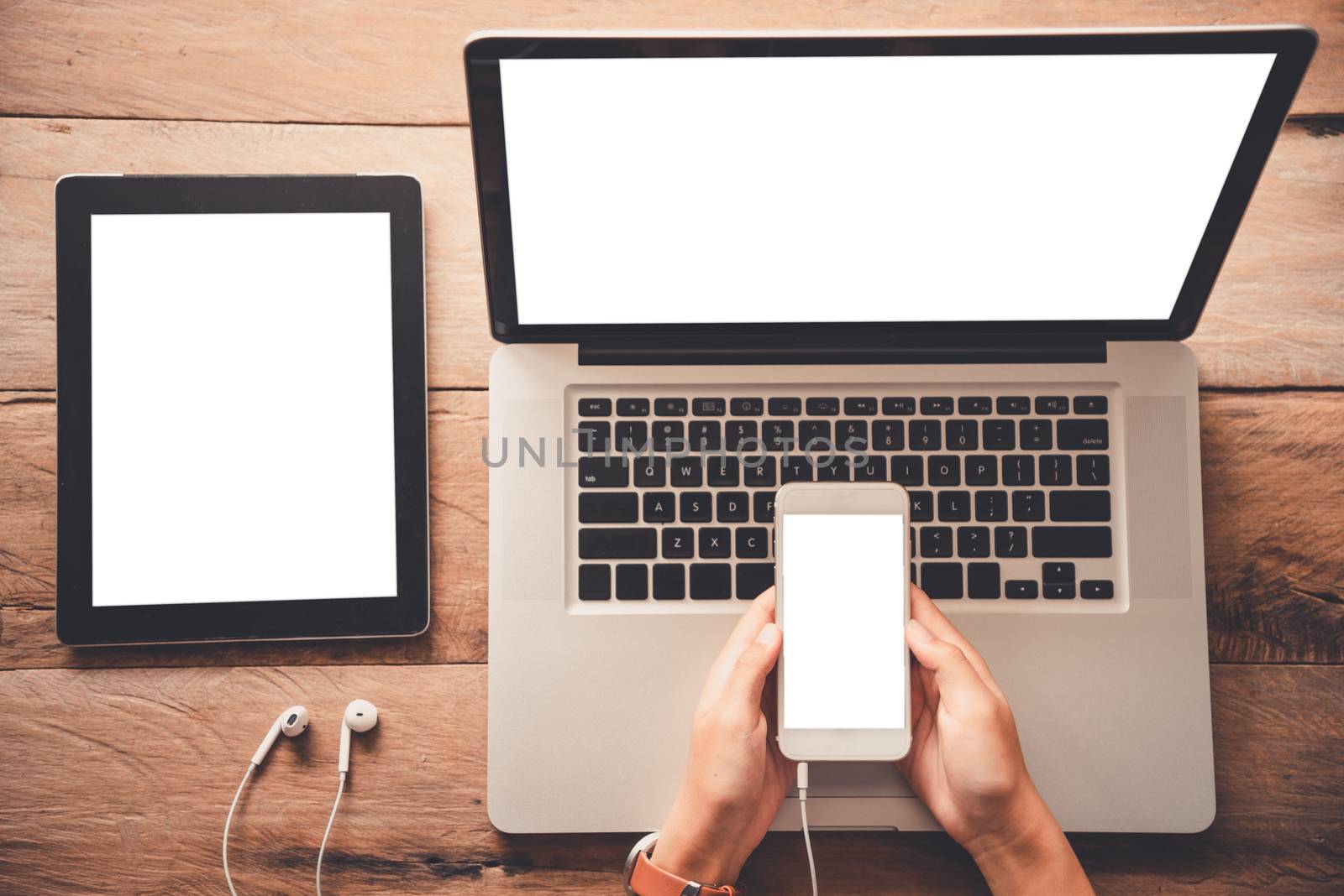  topview businessmen use smartphones and laptop to connect and f by photobyphotoboy