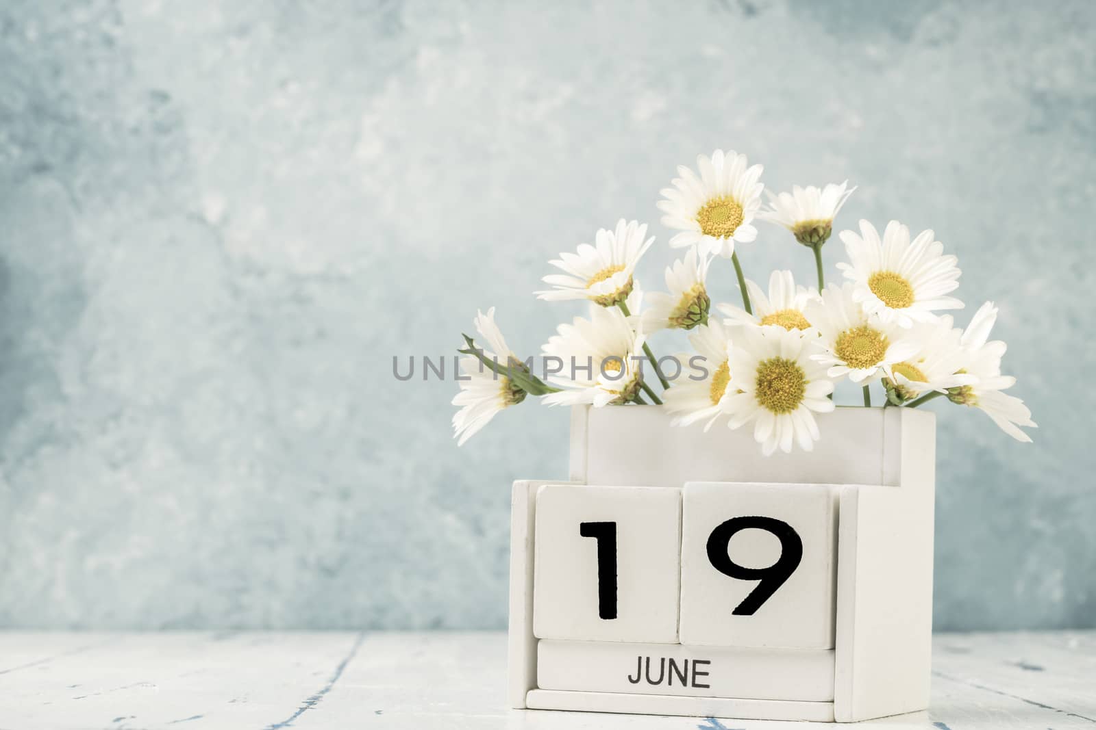 White cube calendar for june decorated with daisy flowers by bernanamoglu