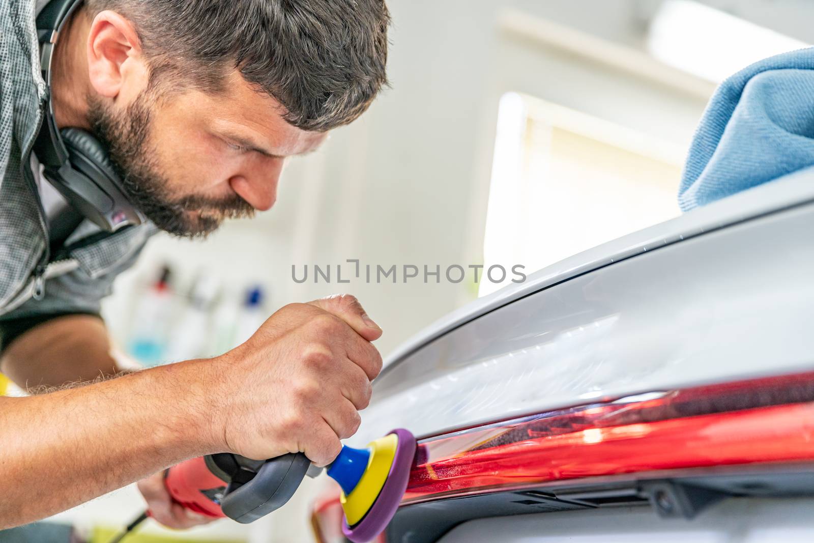 shine restoration and repair of scratches on car taillights with the help of polishing.