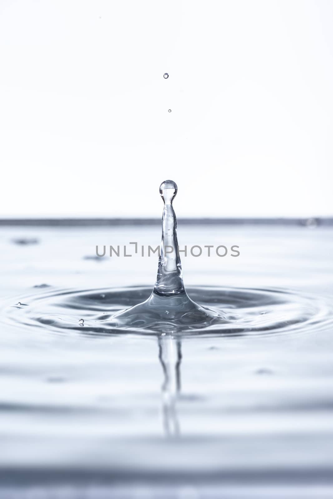 An image of a beautiful water drop background