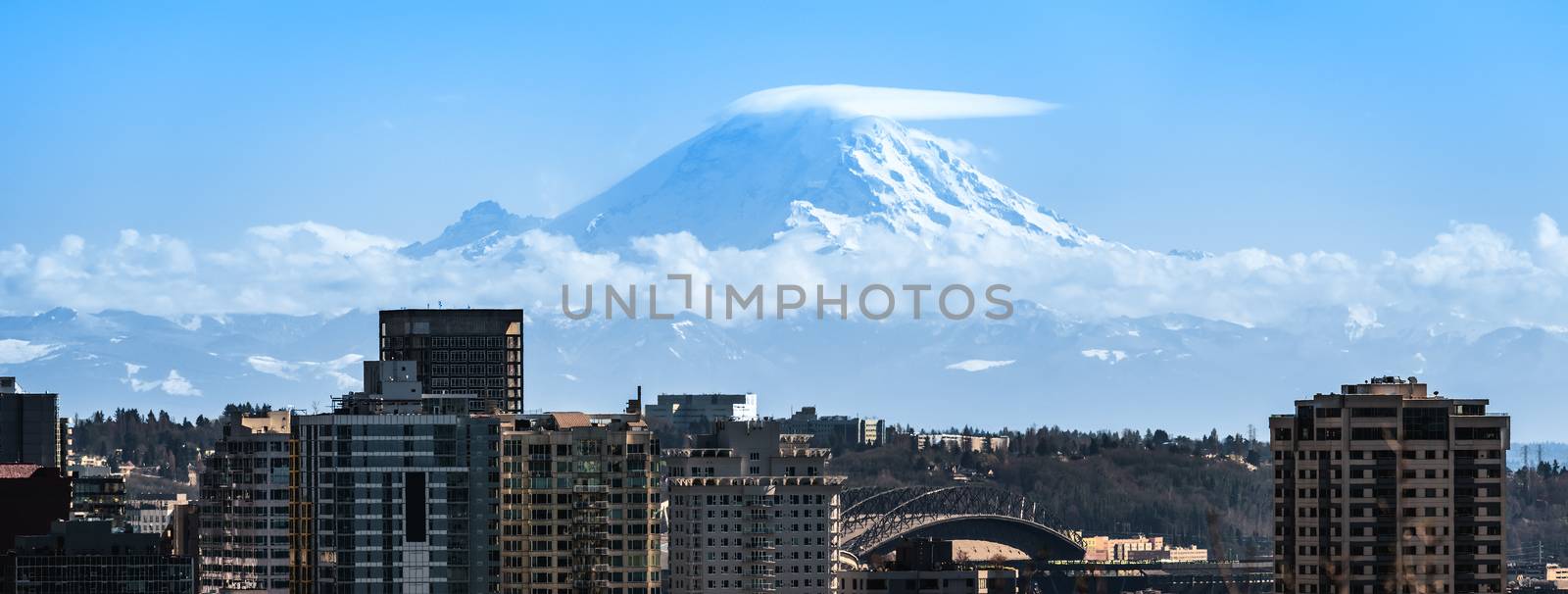 An image of Mt Rainier at Seattle