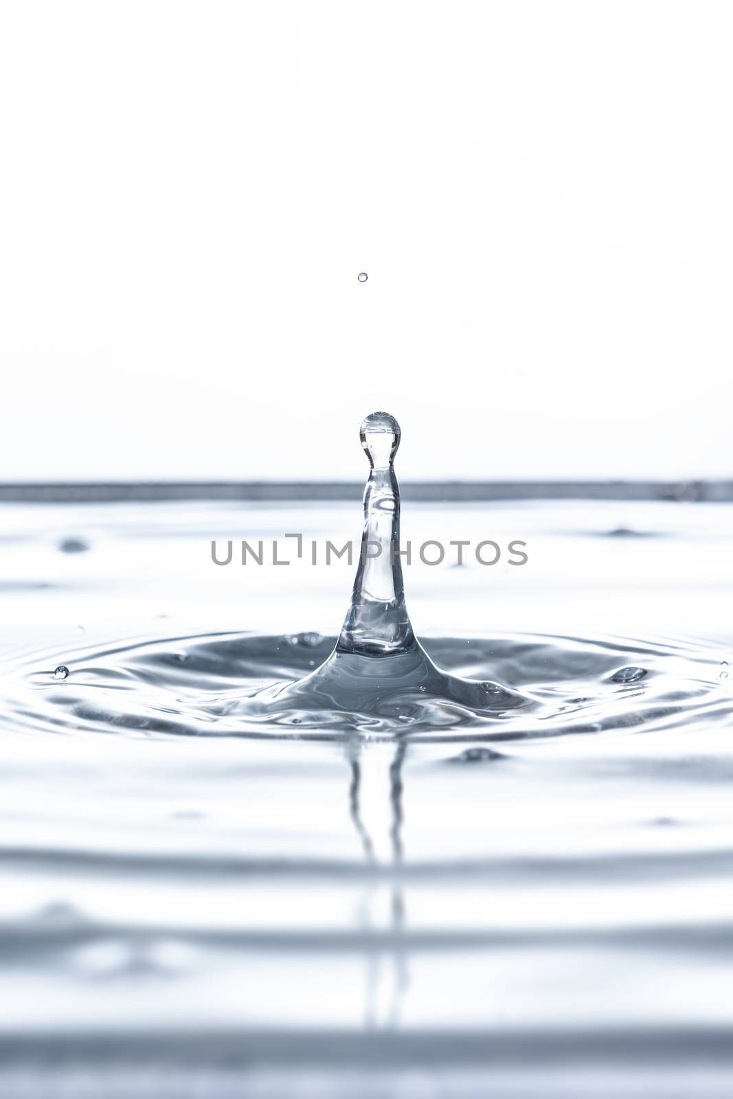 An image of a beautiful water drop background