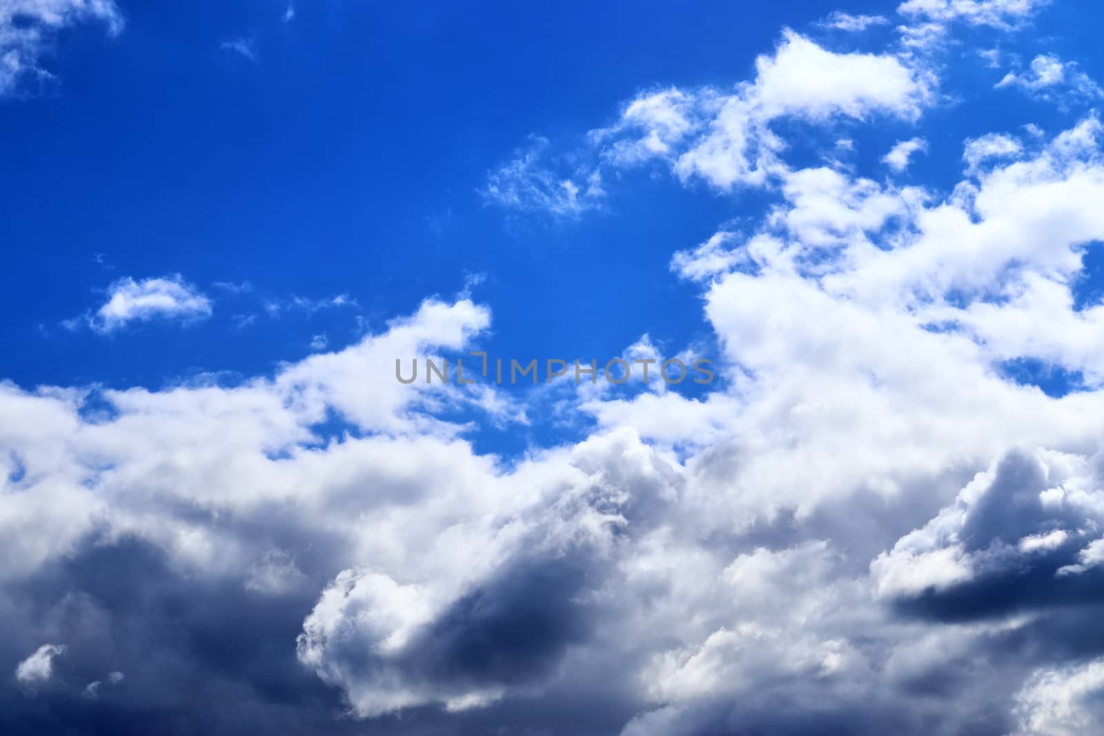 Stunning dark cloud formations in the sky right before a thunderstorm 