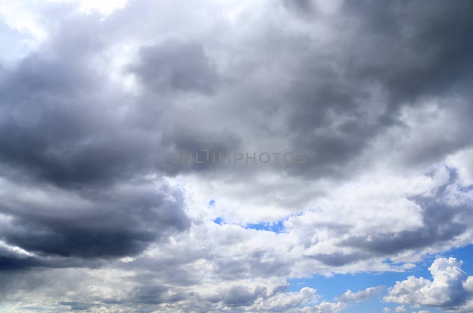 Stunning dark cloud formations in the sky right before a thunderstorm 