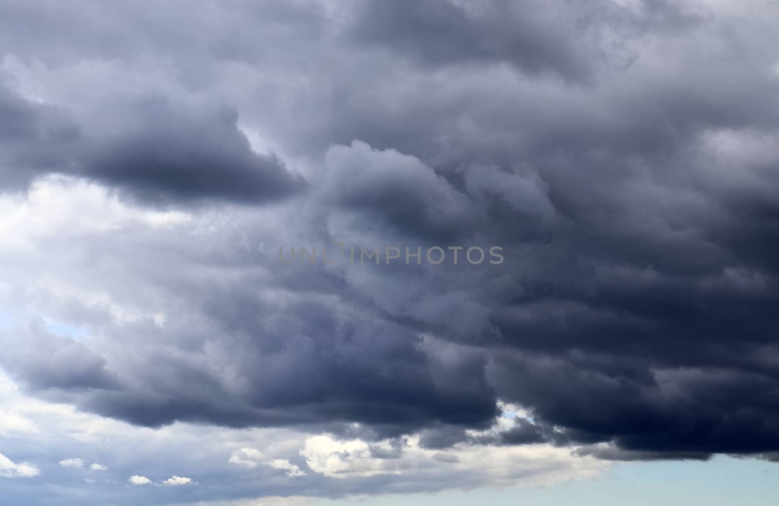 Stunning dark cloud formations in the sky right before a thunderstorm 