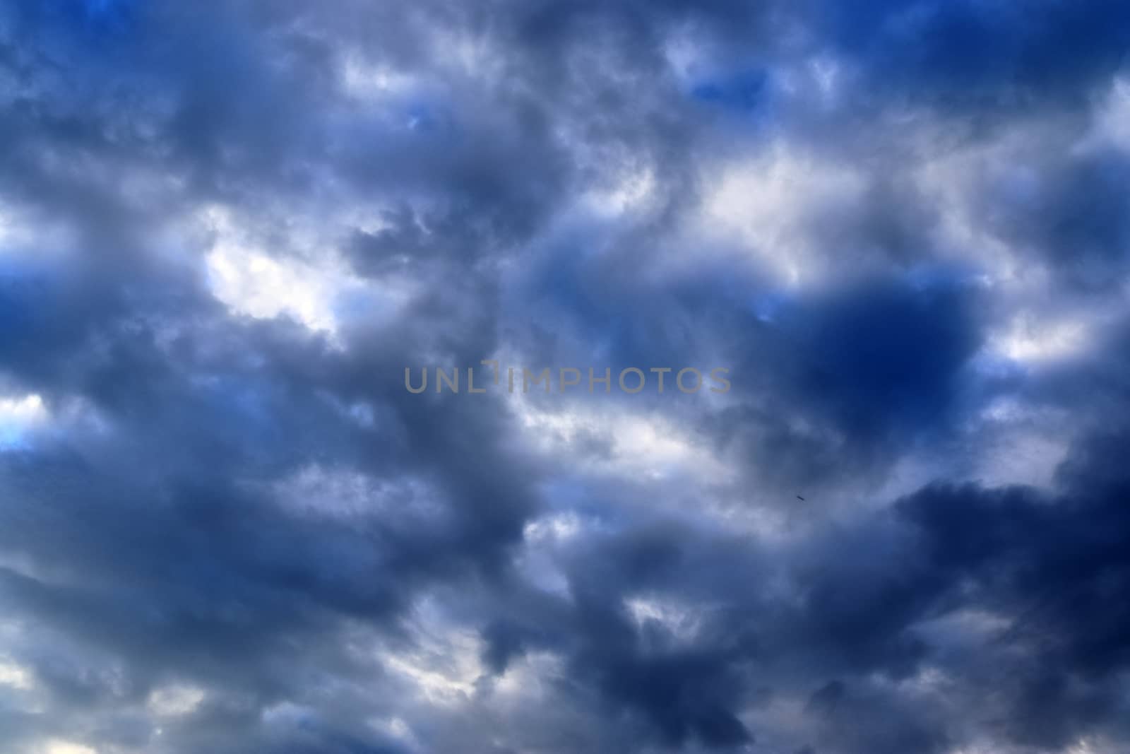 Stunning dark cloud formations in the sky right before a thunderstorm 