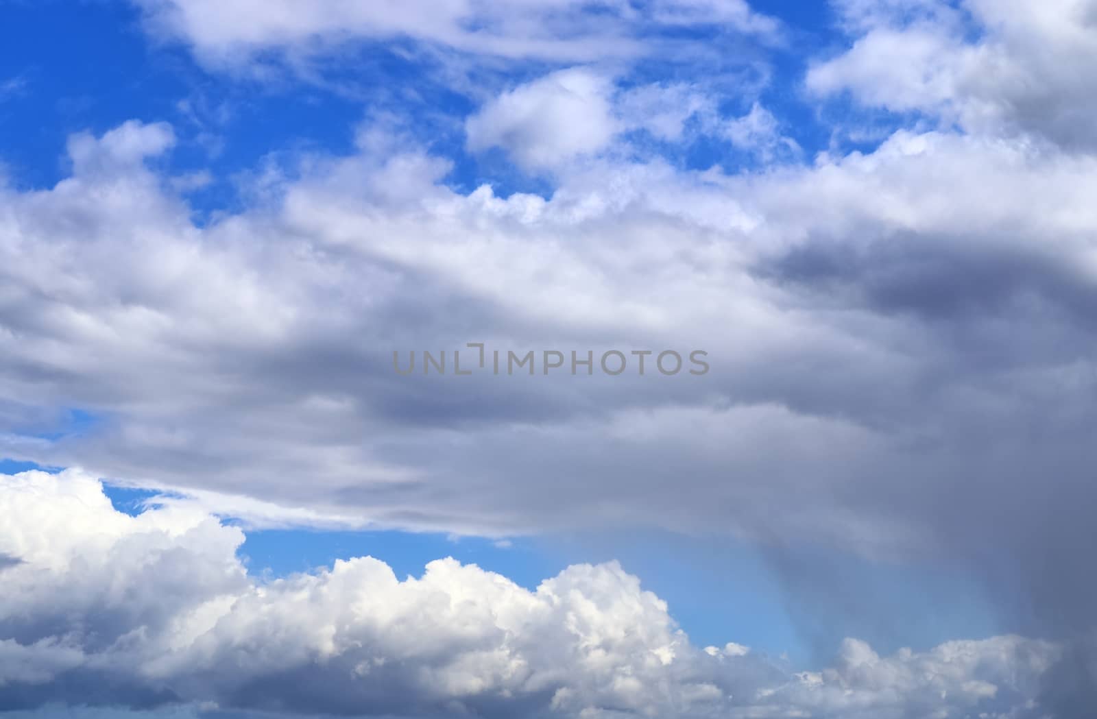 Stunning dark cloud formations in the sky right before a thunderstorm 