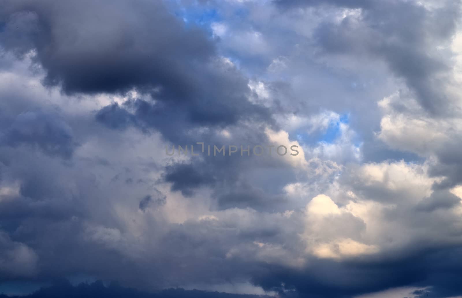 Stunning dark cloud formations in the sky right before a thunderstorm 