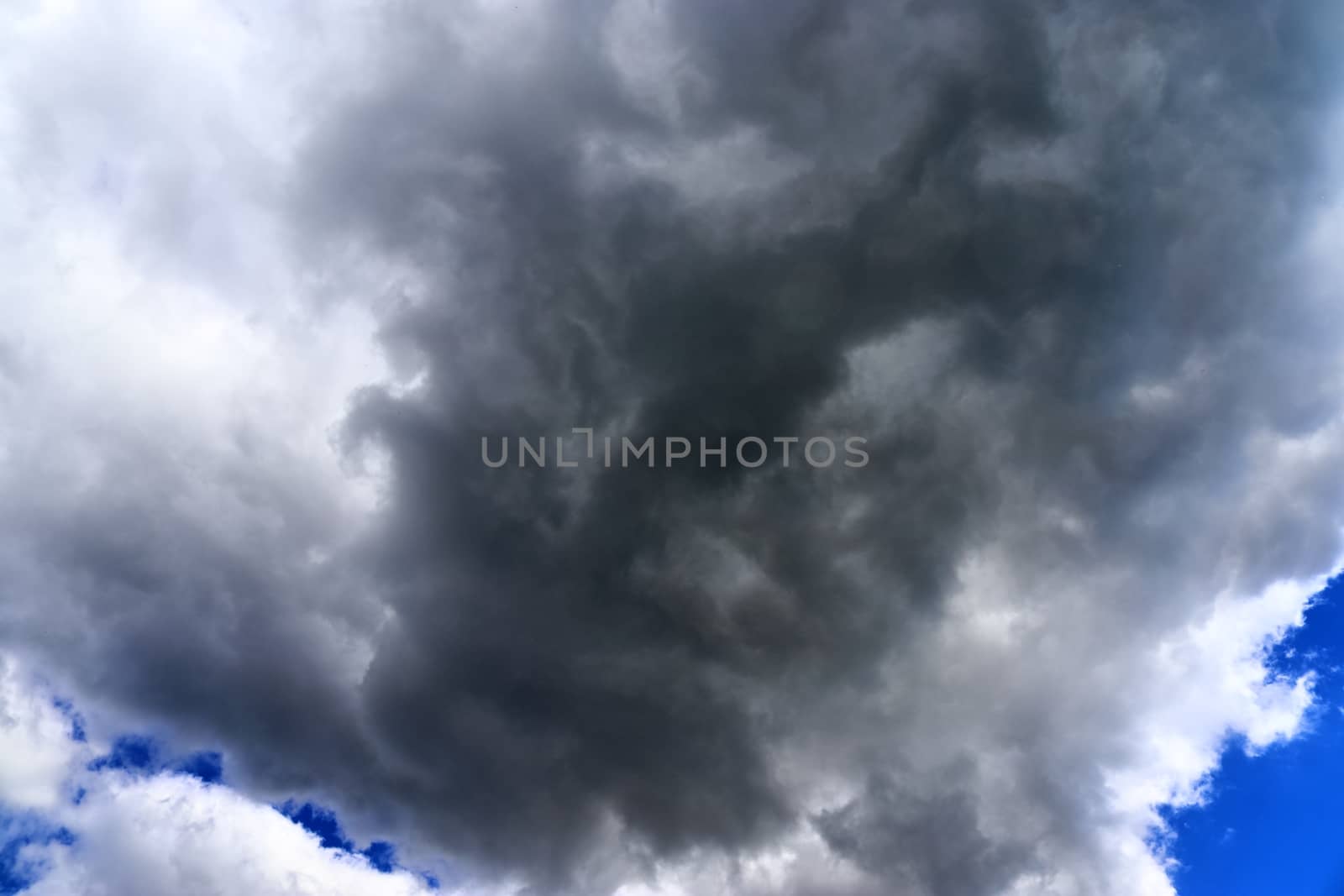 Stunning dark cloud formations in the sky right before a thunderstorm 