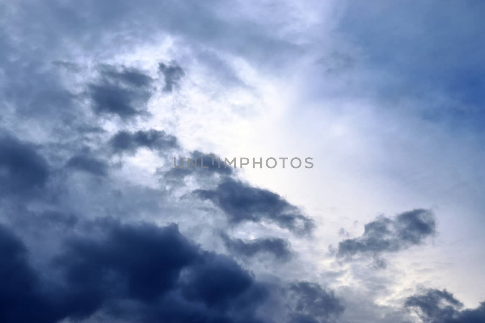 Stunning dark cloud formations in the sky right before a thunderstorm 