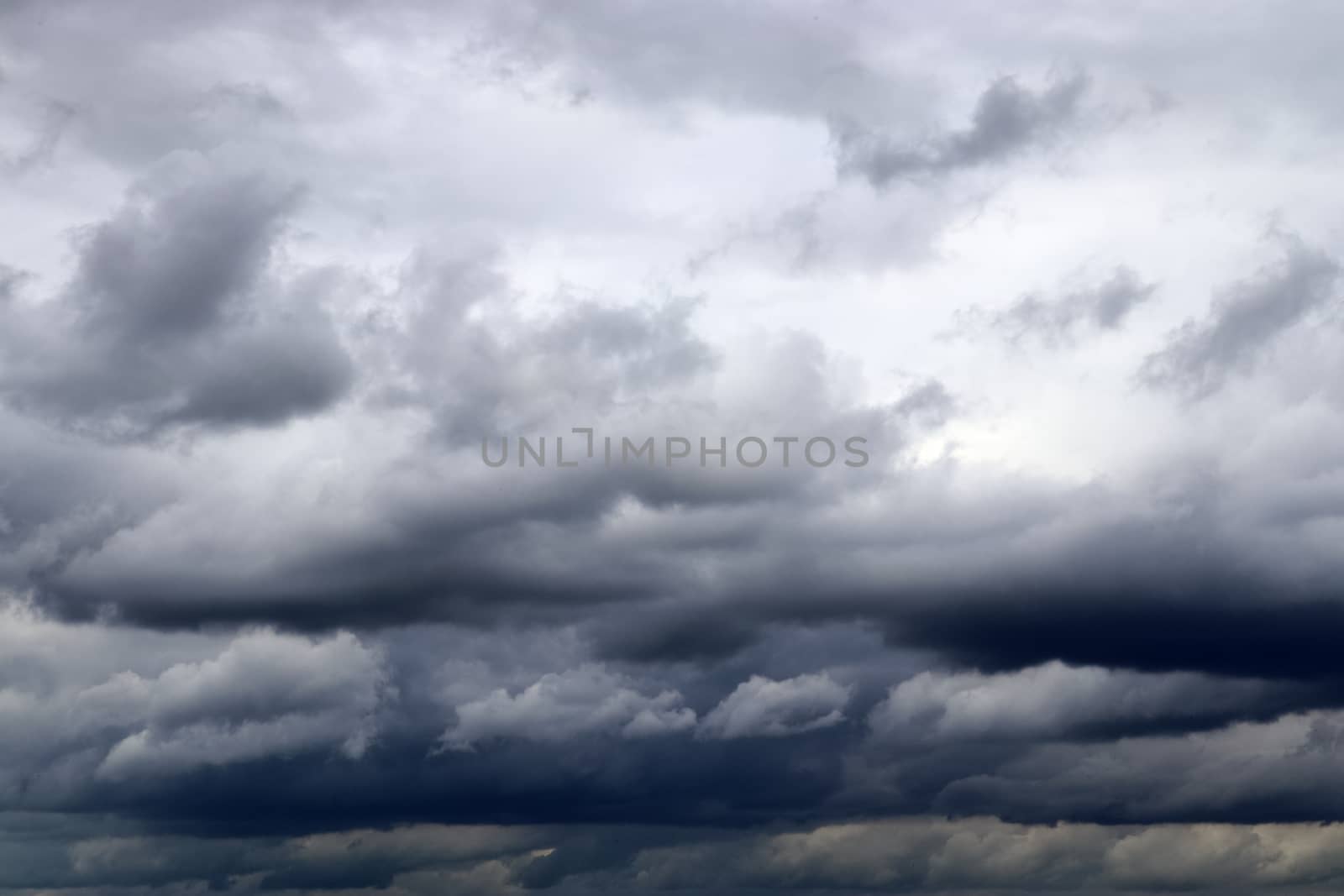 Stunning dark cloud formations in the sky right before a thunderstorm 