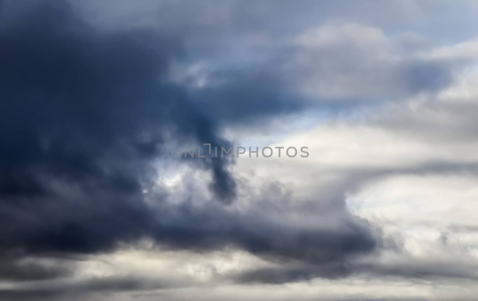 Stunning dark cloud formations in the sky right before a thunderstorm 