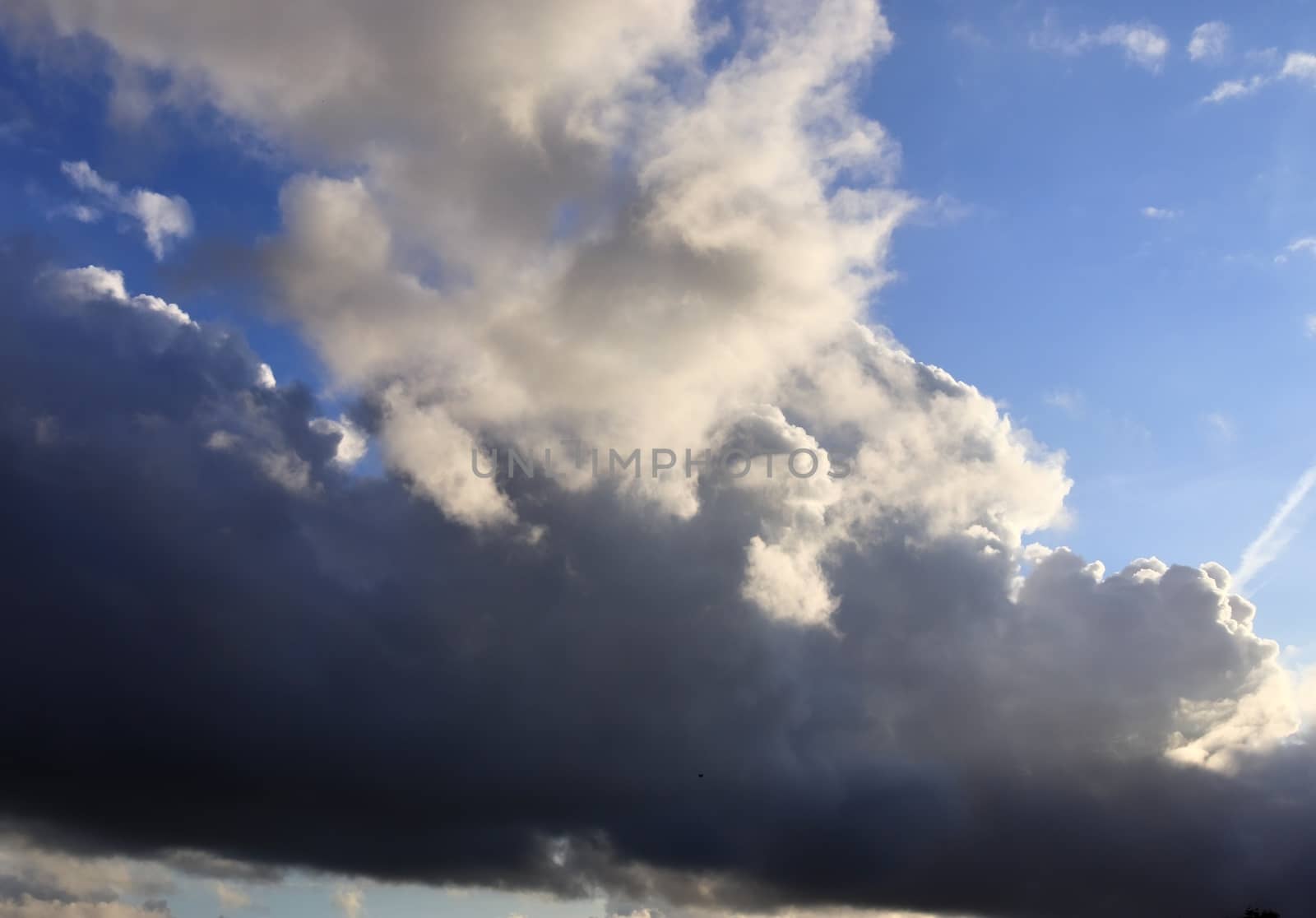 Stunning dark cloud formations in the sky right before a thunderstorm 