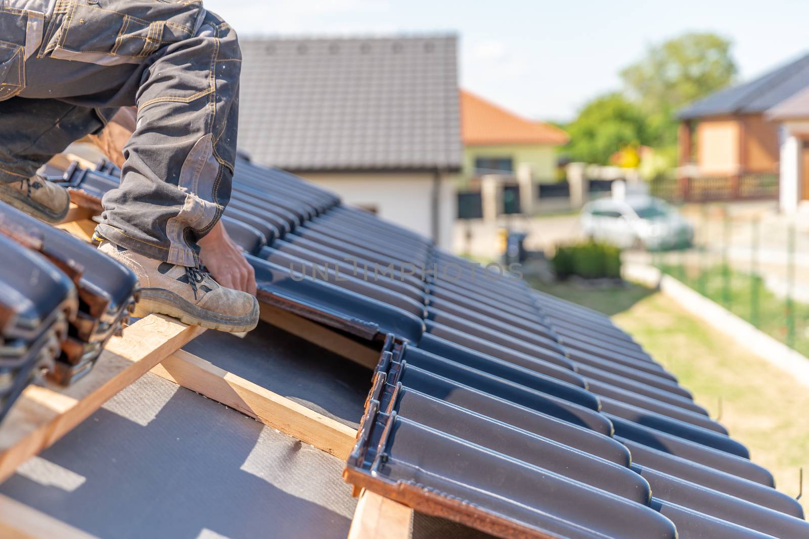 manufacture of the roof of a family house from ceramic tiles by Edophoto