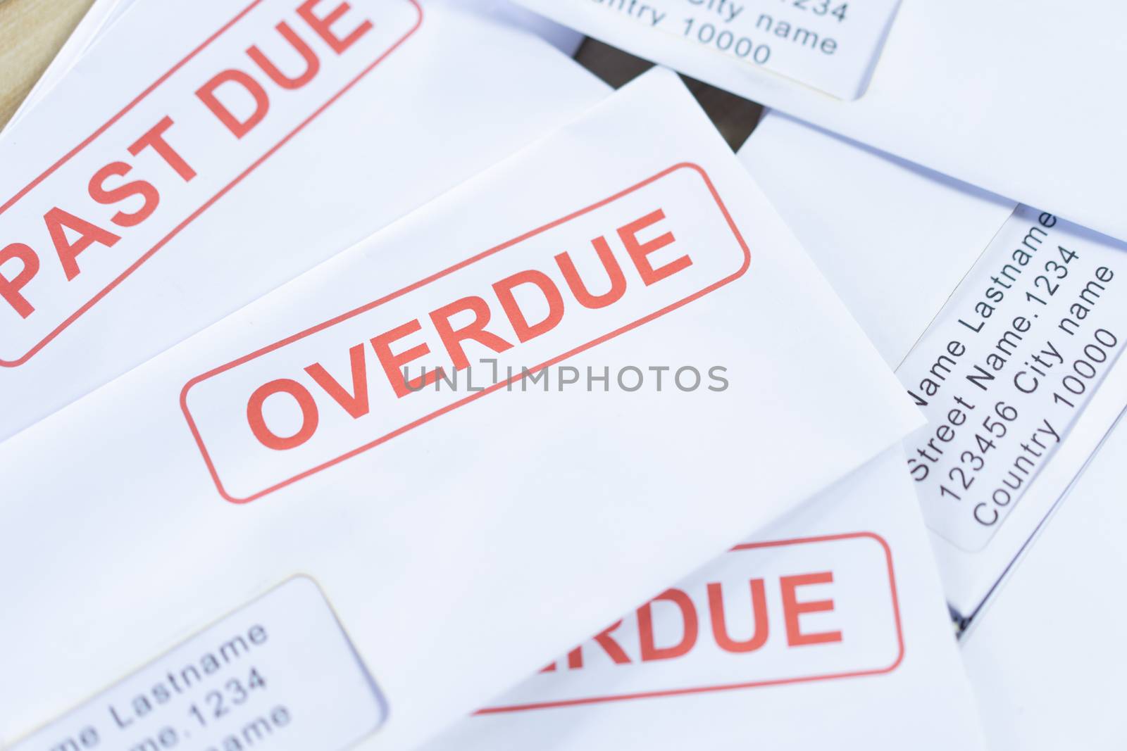 Unpaid invoice highlighted in red text