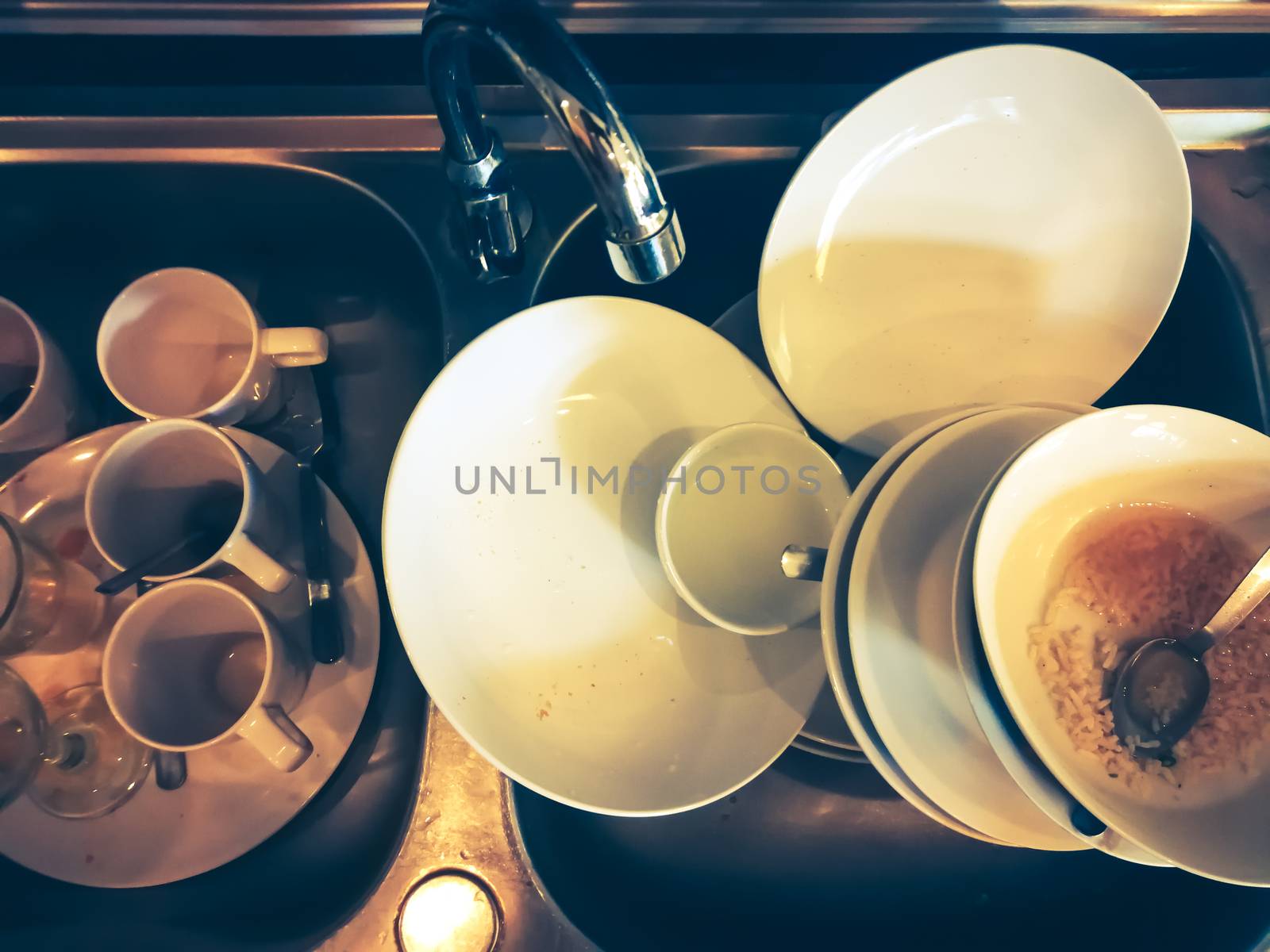 Many kitchenwares for clean in a sink.