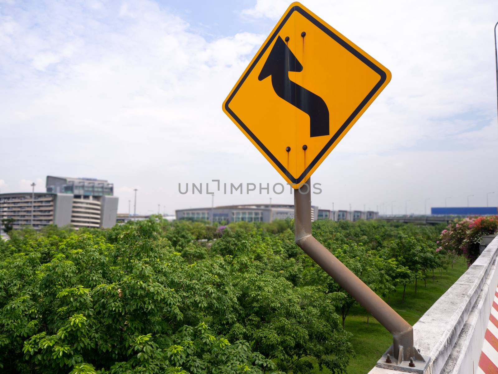 Expressway arrow sign Curve warning sign on the road