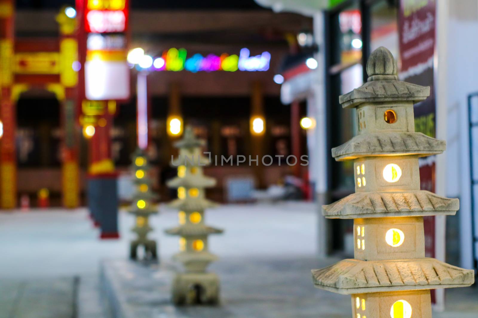 The five-story pagoda statue is decorated with decorative lanterns in the garden in china town