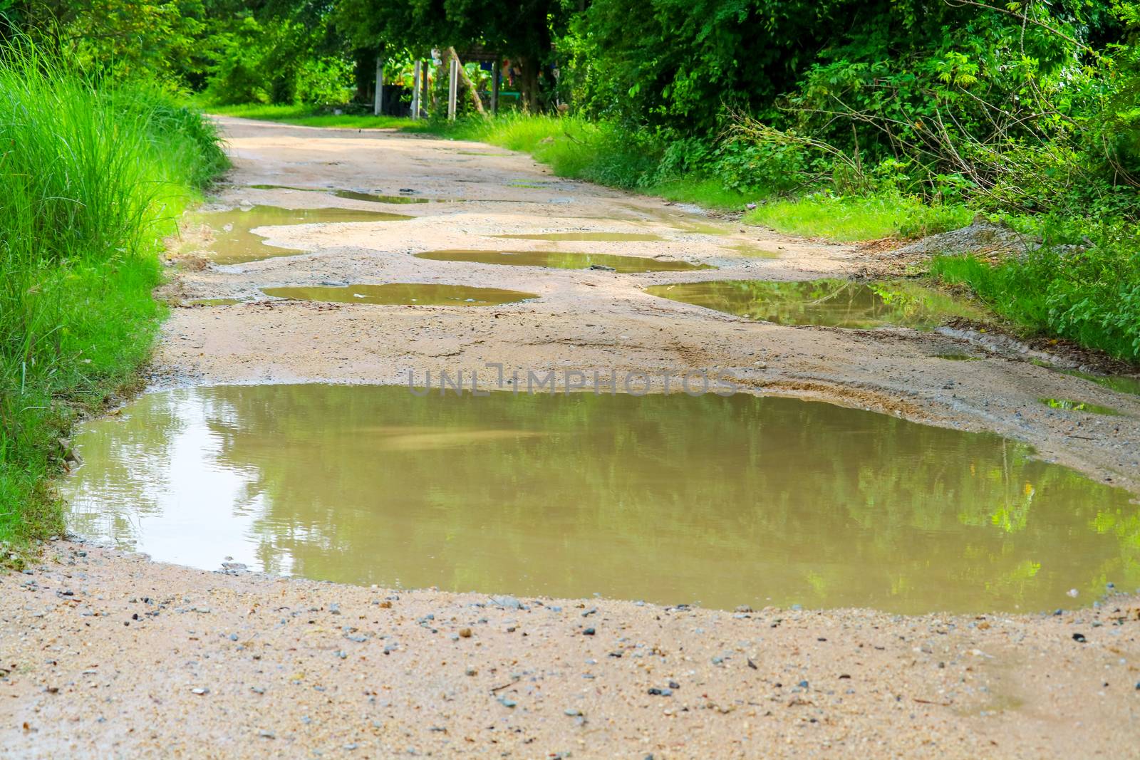 Rural dirt roads are flooded during the rainy season, the inconvenience of bumpy travel
