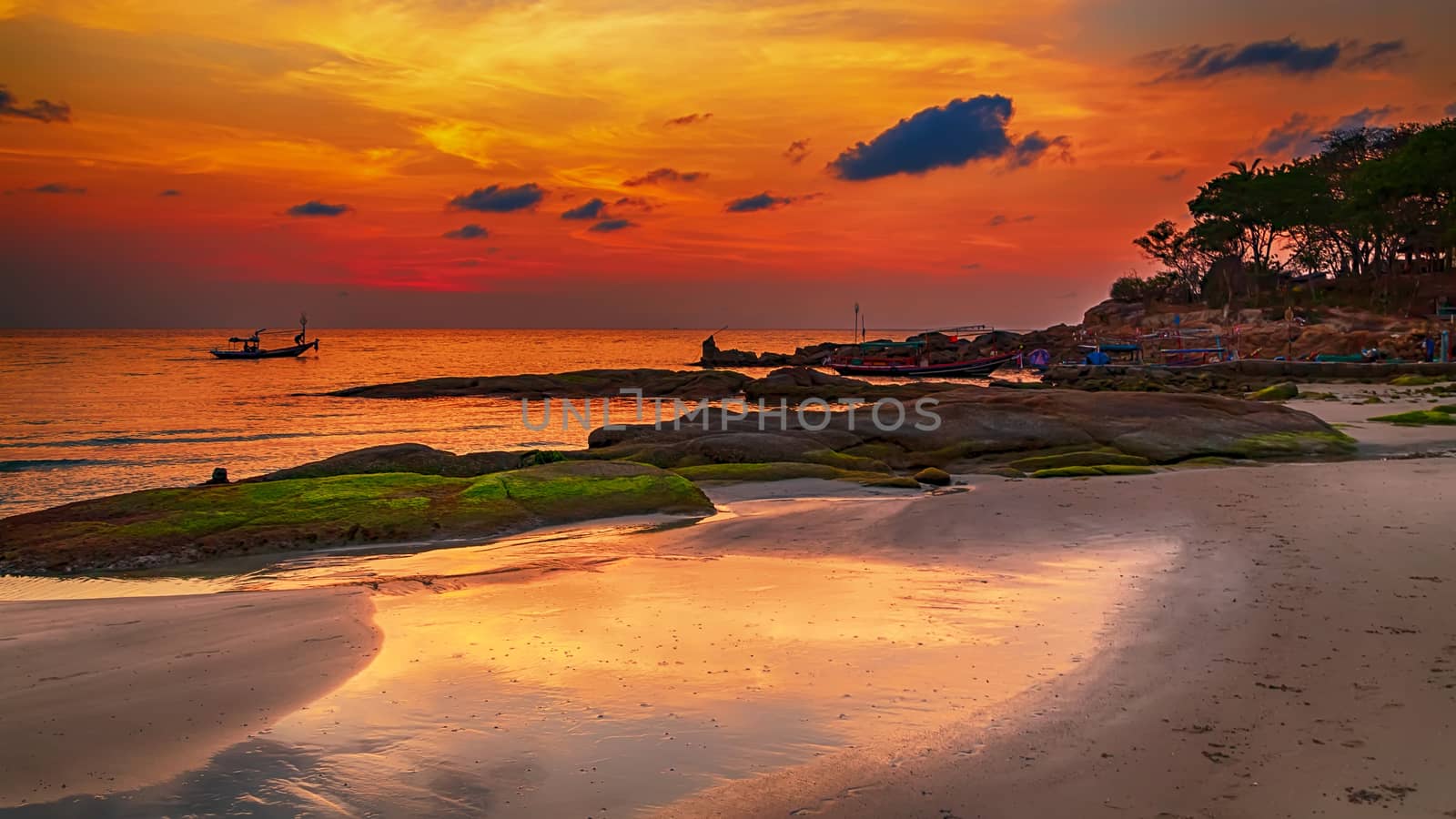 Sea sunset with bright sun