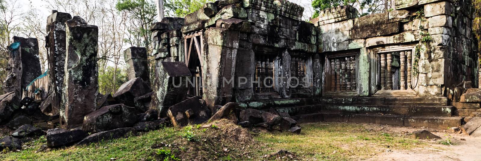 Angkor Wat, Cambodia. Artefakt archeologia Archaeological Landscape of Koh Ker Moss on the stone brick sandstone laterite blocks at the Angkor Wat site in Northwest Cambodia