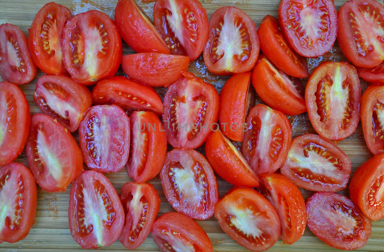 Freshly sliced tomatoes by ingperl