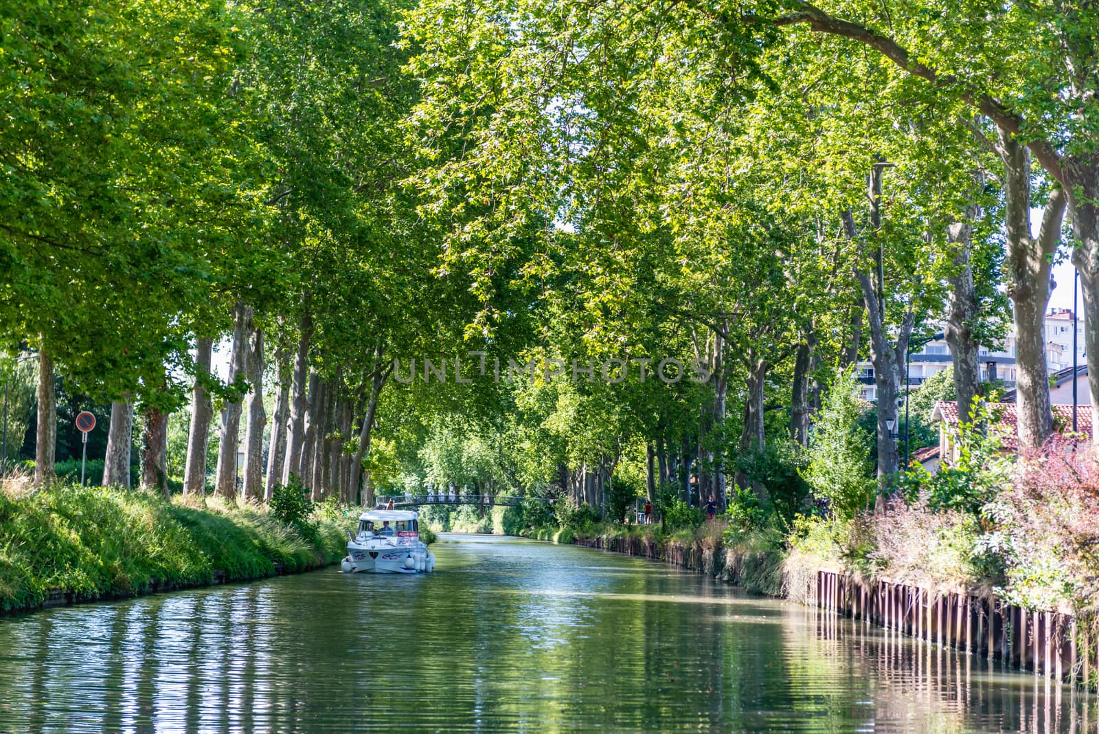 Summer look on Canal du Midi canal in Toulouse, southern Franc by rayints