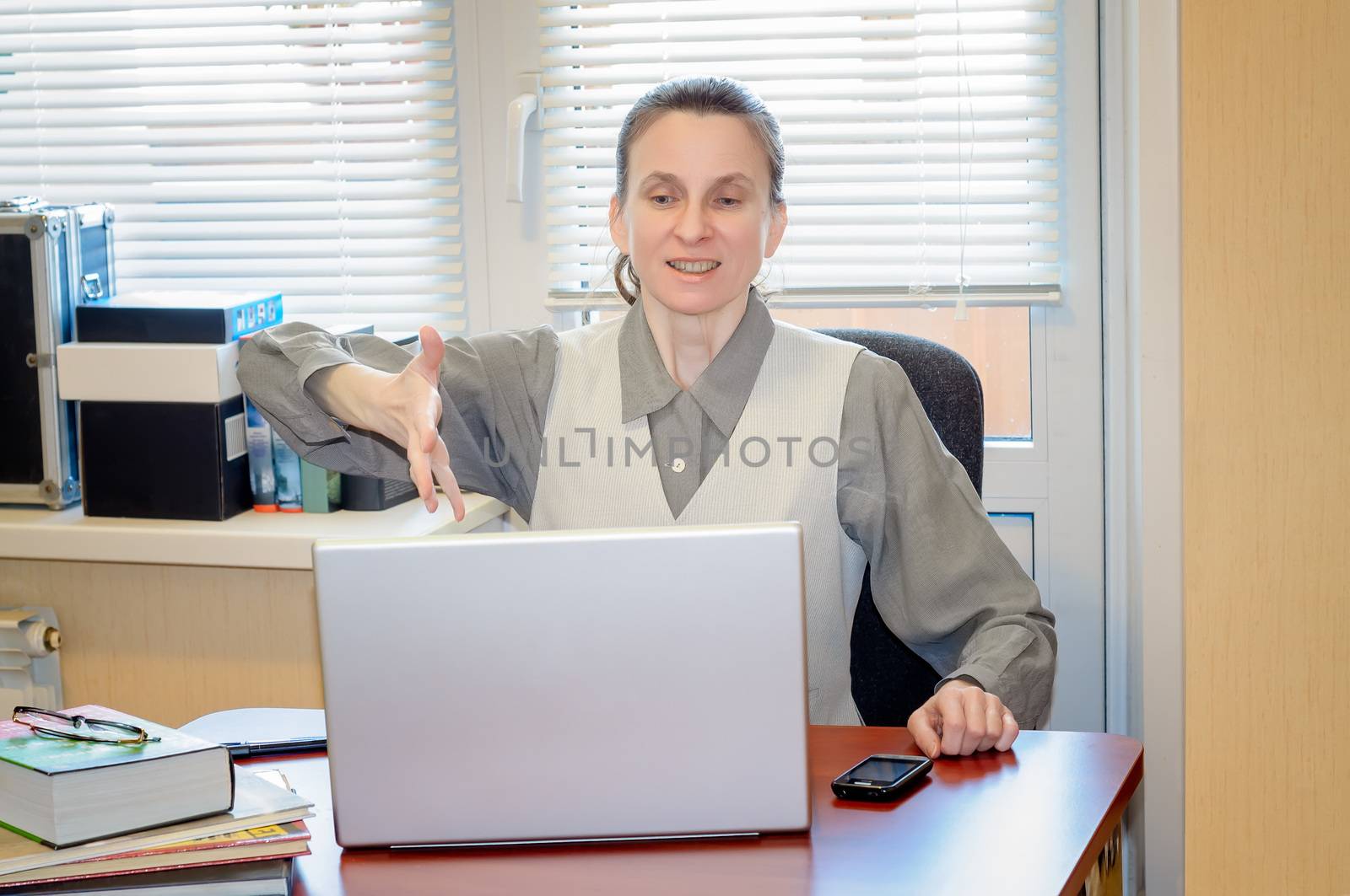 A fifty years old woman very angry with the modern technology of computer