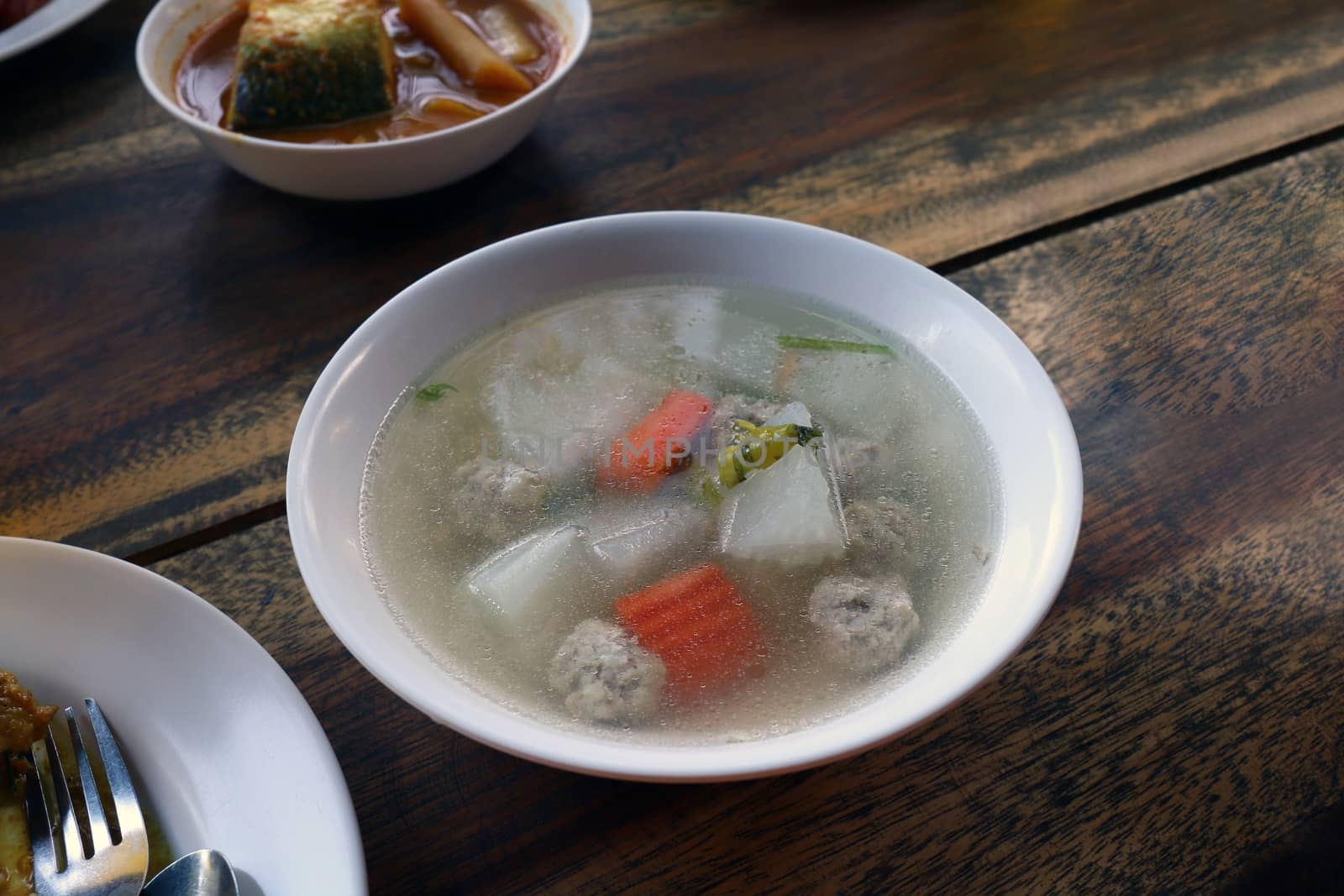 Tom Gaeng Jued Look Chin moo (thai word), Clear glass noodle soup, Clear Soup with Bean Curd and Minced Pork, Clear Soup with Vegetables and Meatballs in white bowl