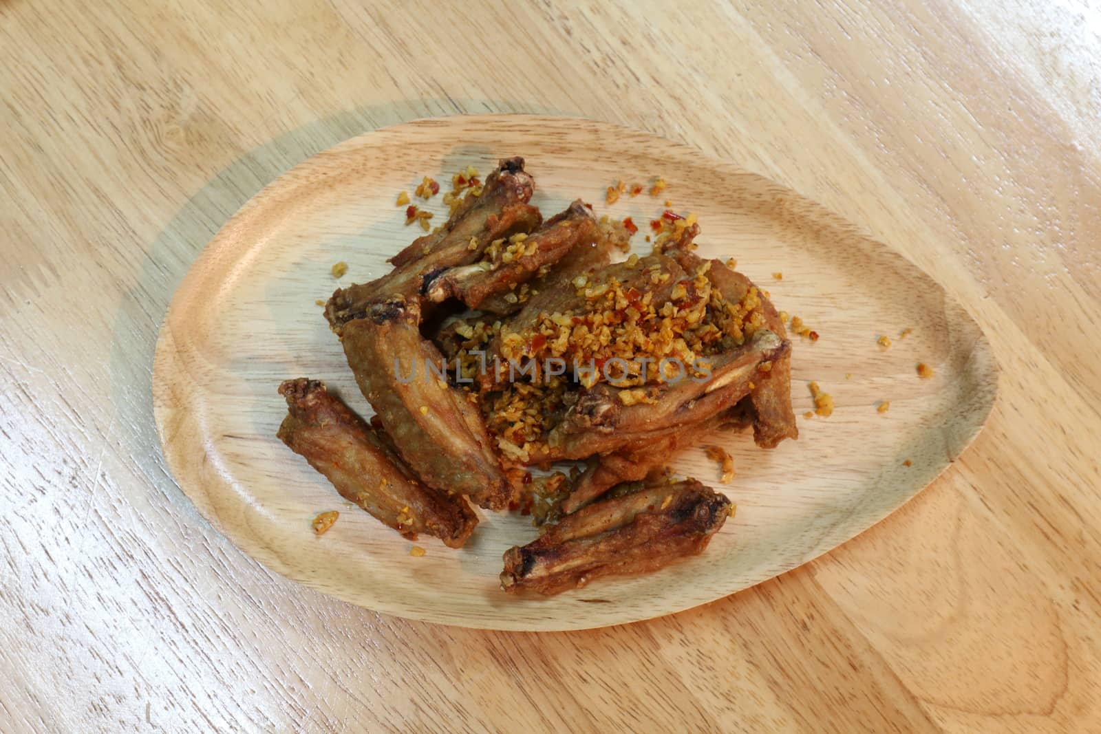 Fried chicken wings with garlic, With crispy garlic chicken wings on Dishes, trays, Wood, Fried foods