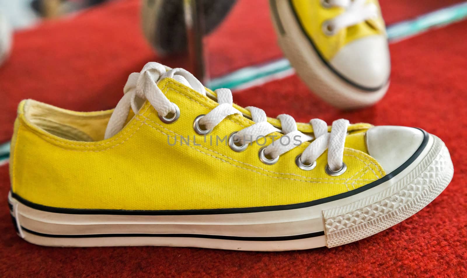 Vintage yellow sneakers fashion vintage style model running shoes