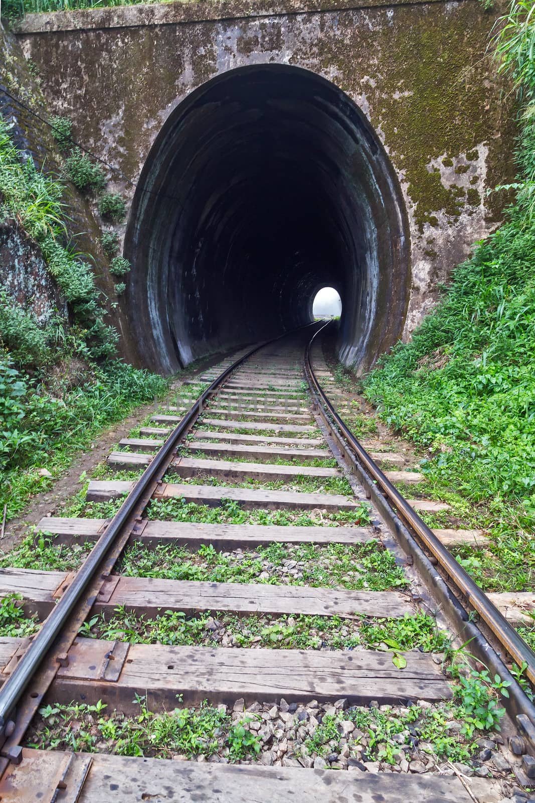 railways Sri Lanka tunnel nine arch bridge in Demodara, Ella,