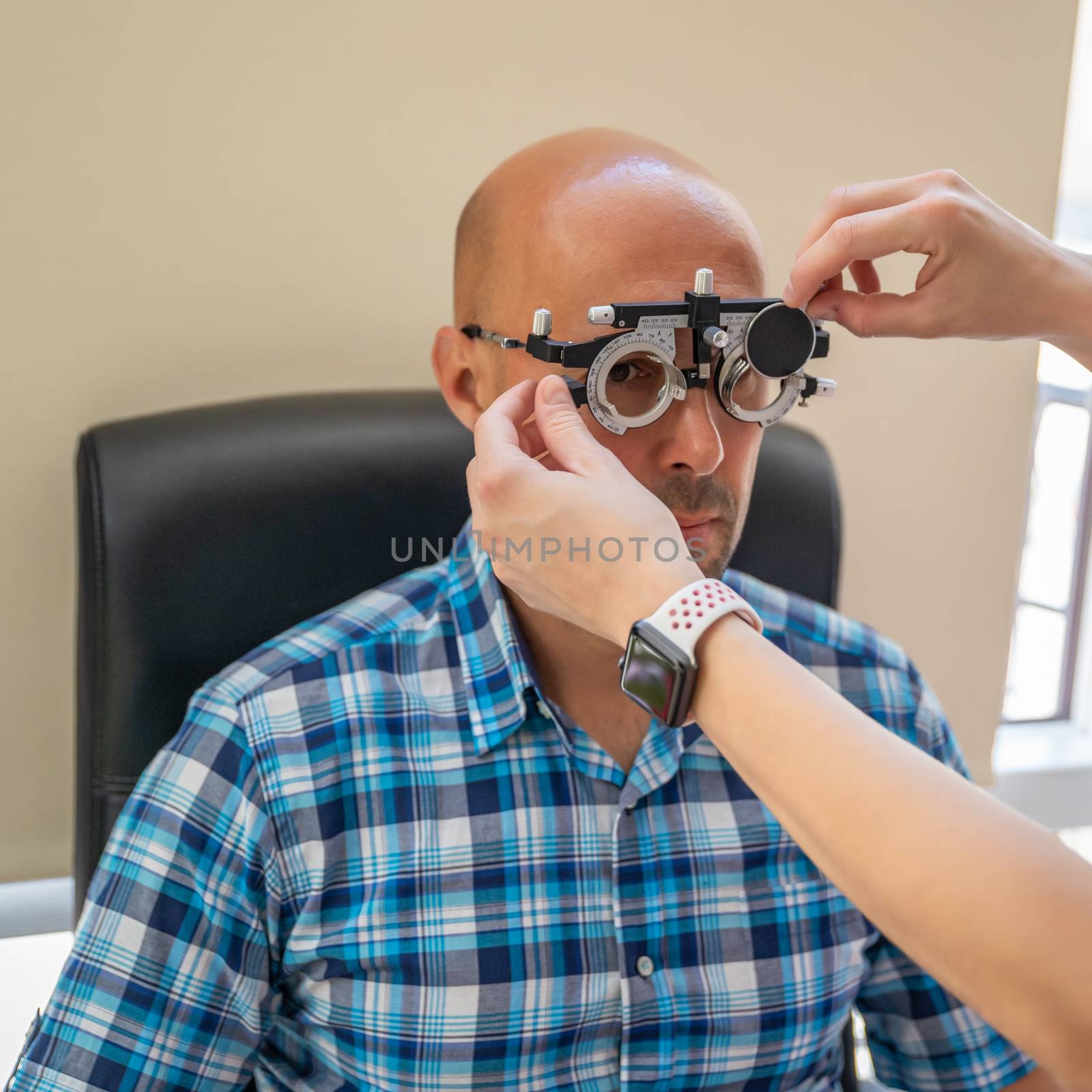 examination of the eyes of the man, with the help of special glasses in the laboratory, measurement of diopters.