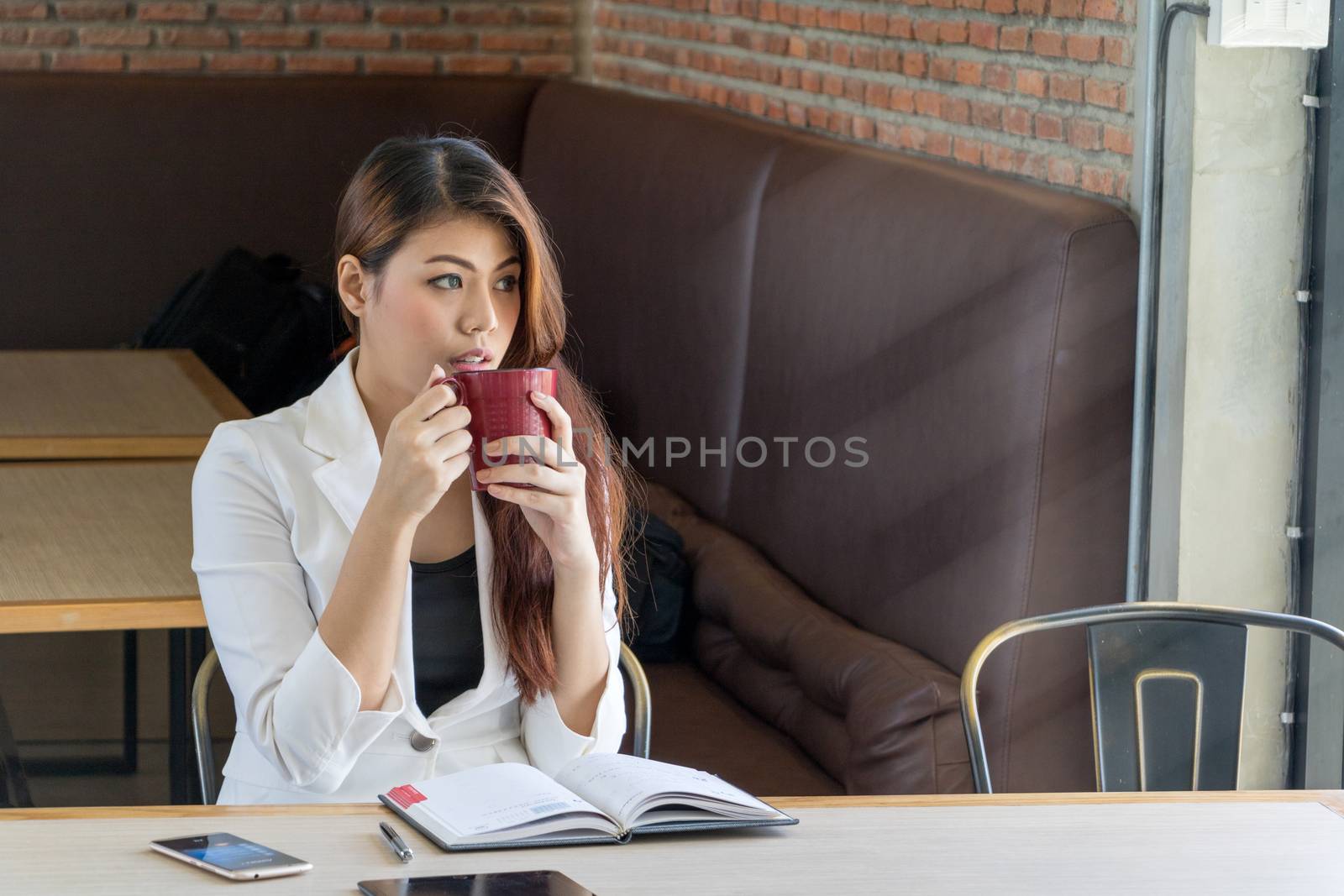 Asian business woman in coffee shop.