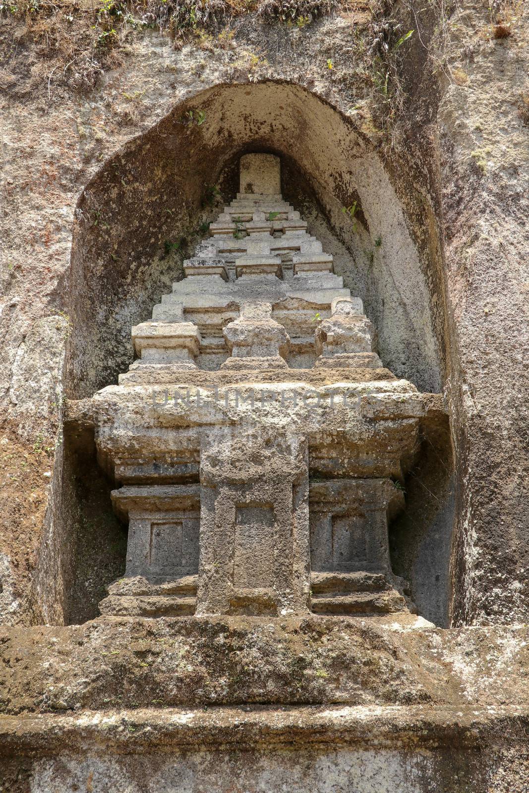 These funeral monuments are thought to be dedicated to King Anak Wungsu of the Udayana dynasty and his favorite queens. Gunung Kawi is an 11th-century temple and funerary complex in Tampaksiring.