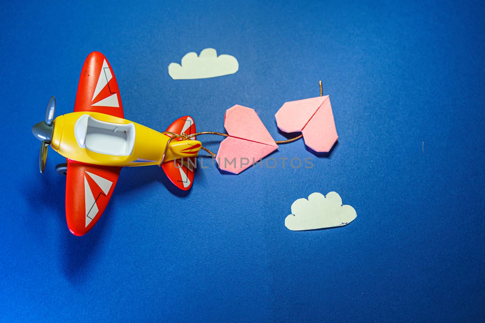 Airplane toy with origami pink hearts. by tanaonte