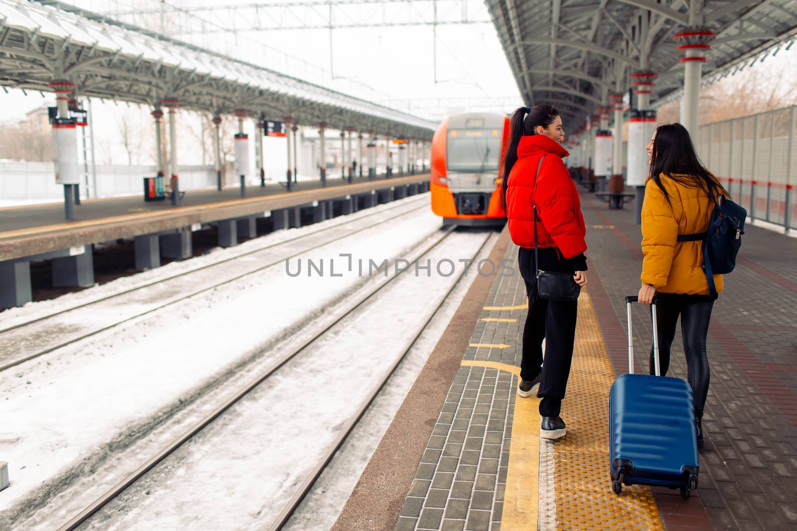 Two young women take train by primipil