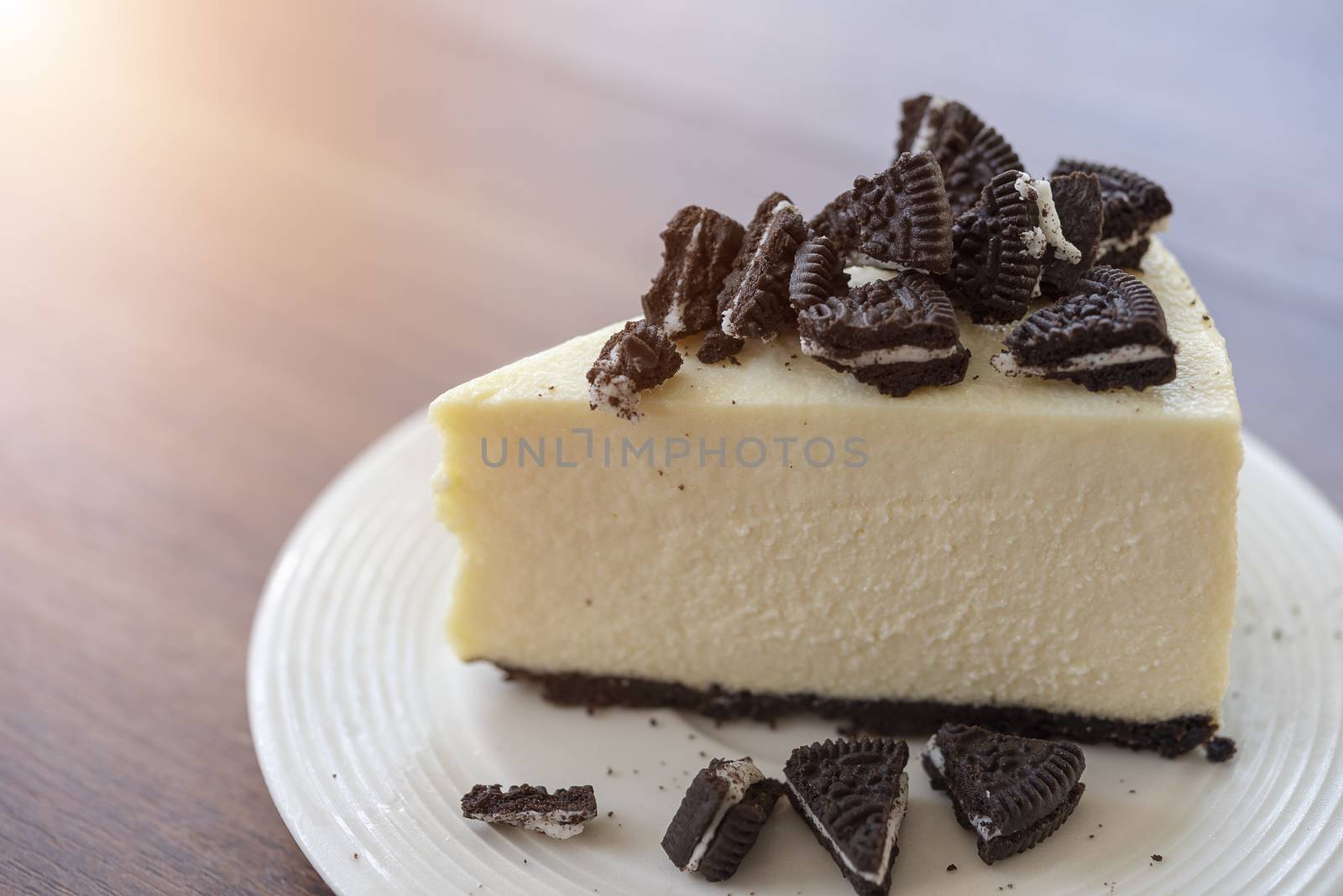 Cheesecake with chocolate cookies and cream biscuits