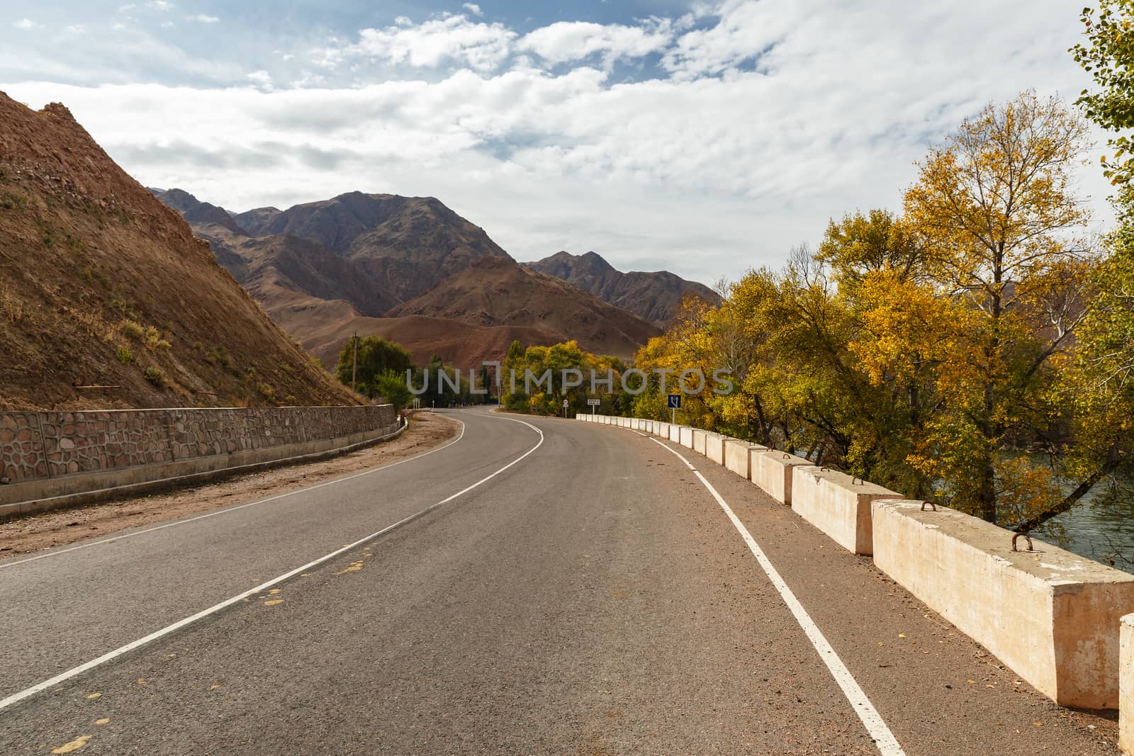 A 367 highway, passing in the Naryn region of Kyrgyzstan, near the village of Aral.
