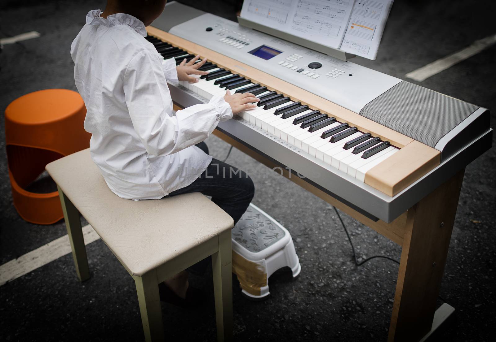 piano music playing
