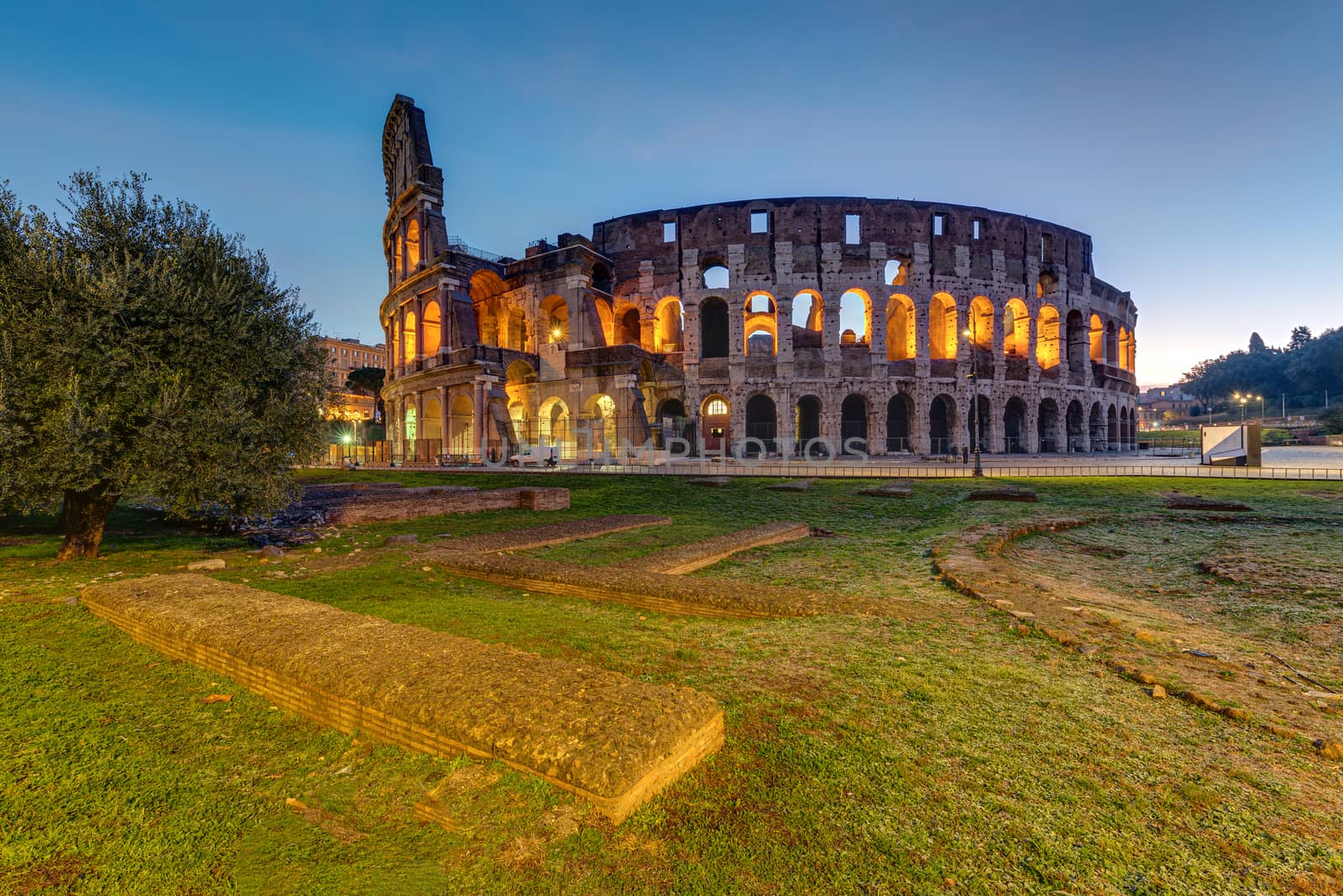 The illuminated Colosseum in Rome by elxeneize