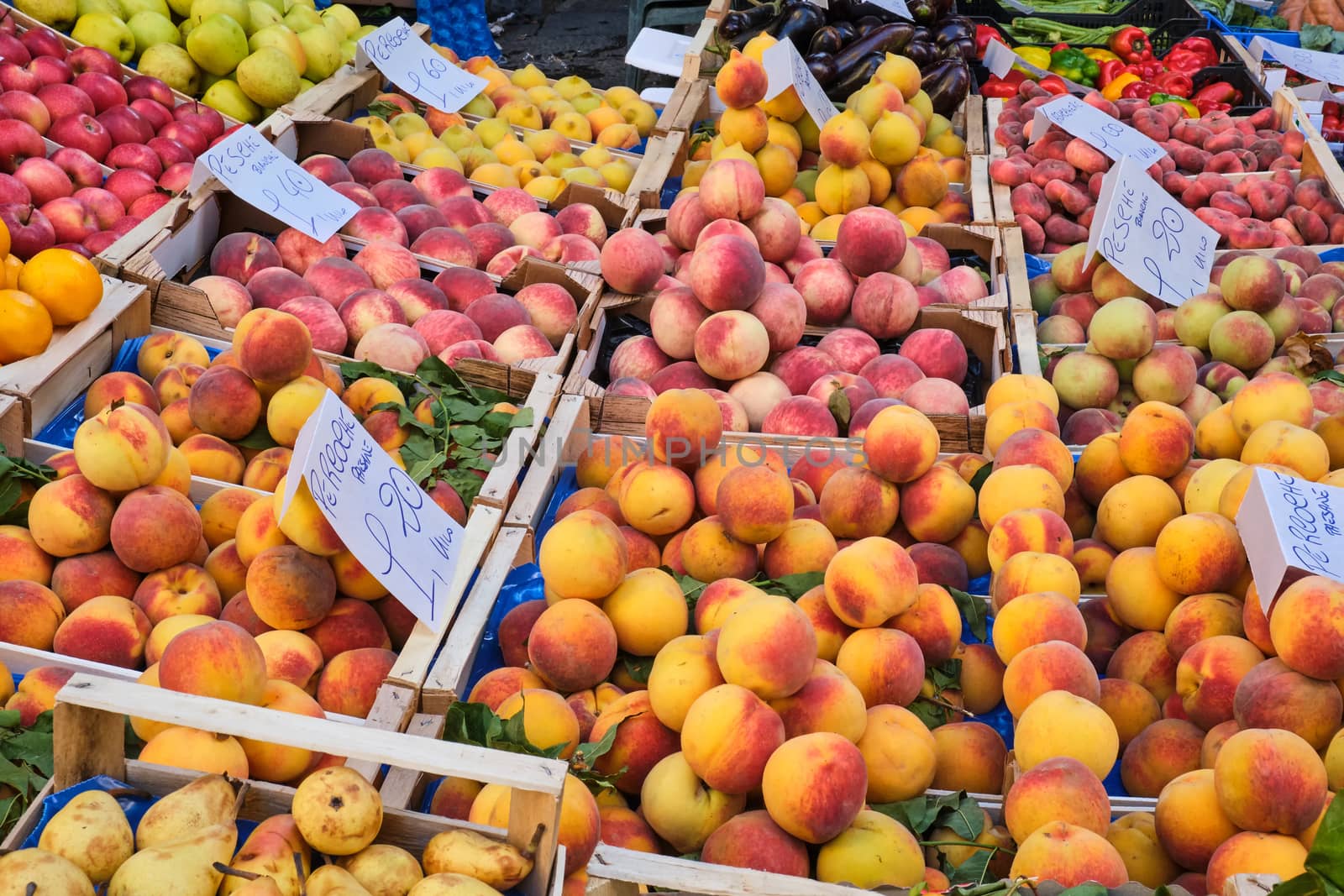 Different kinds of peaches for sale at a market