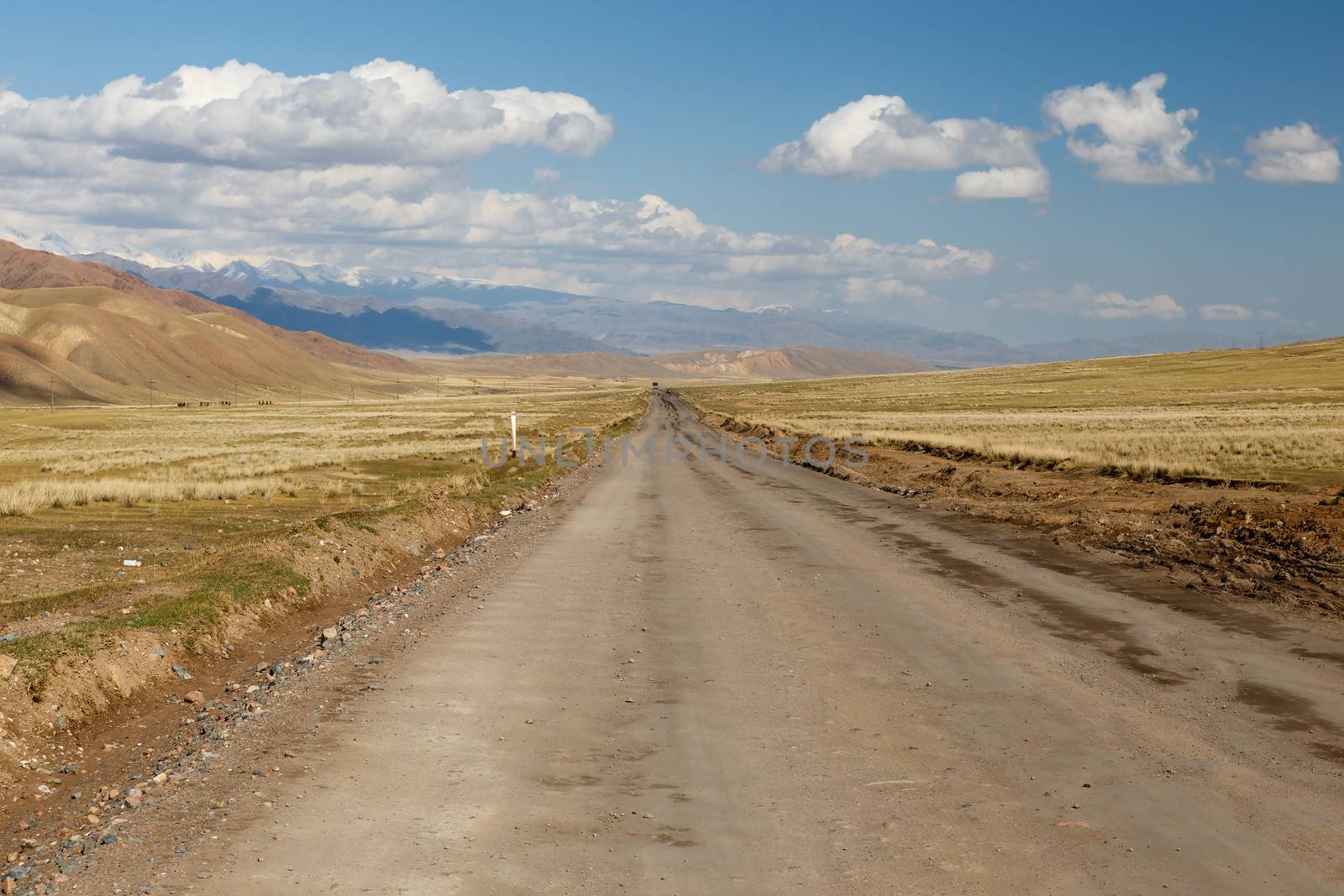 A 367 highway, passing in the Naryn region, Kyrgyzstan by Mieszko9