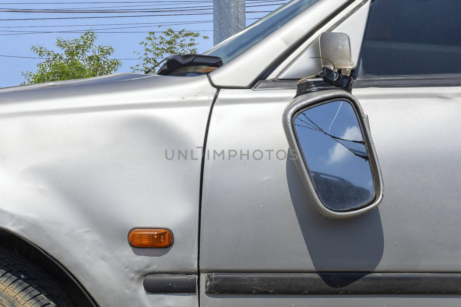 Car accident broken car door rearview mirror can not use anymore.
